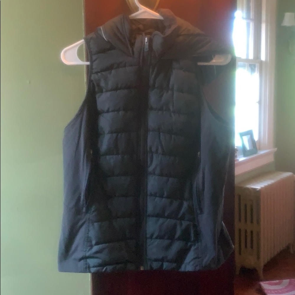 Puffer Vest. Hooded. Zipper pockets.
